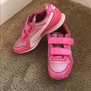 Girls sparkle pink Puma sneaker!